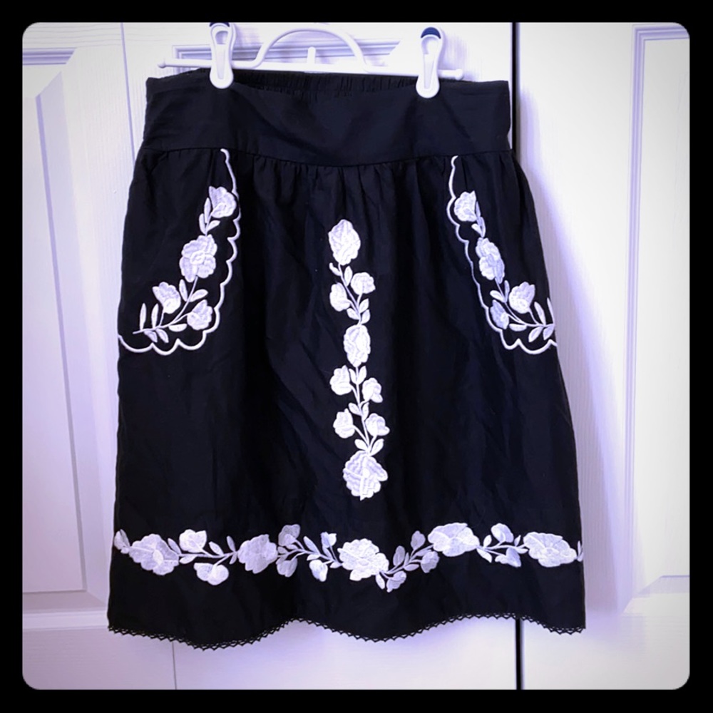 Like New! B&W Floral Skirt w Pockets - Sz S